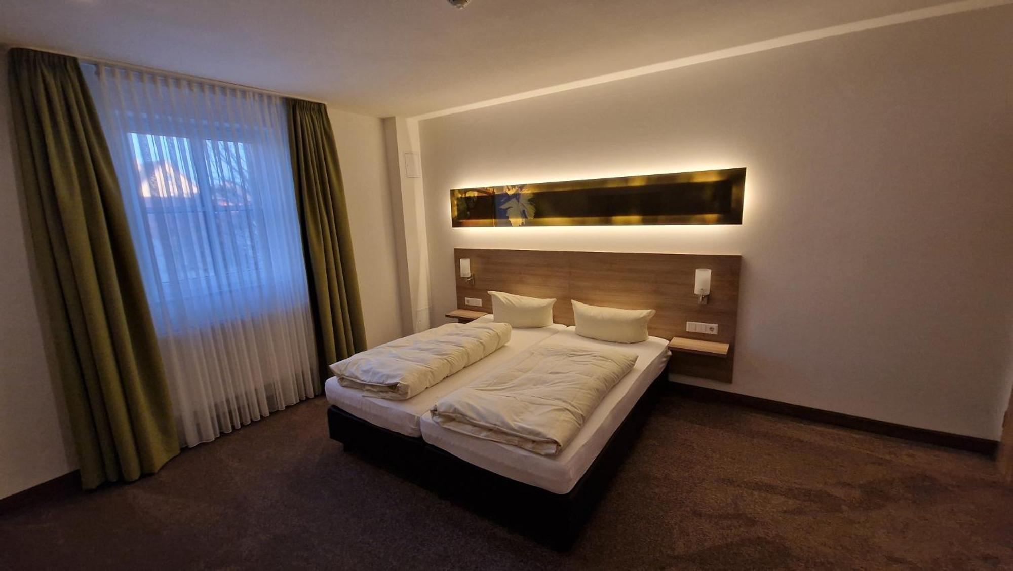 Schwarzer Adler - Hotel Garni Ipsheim Exteriör bild