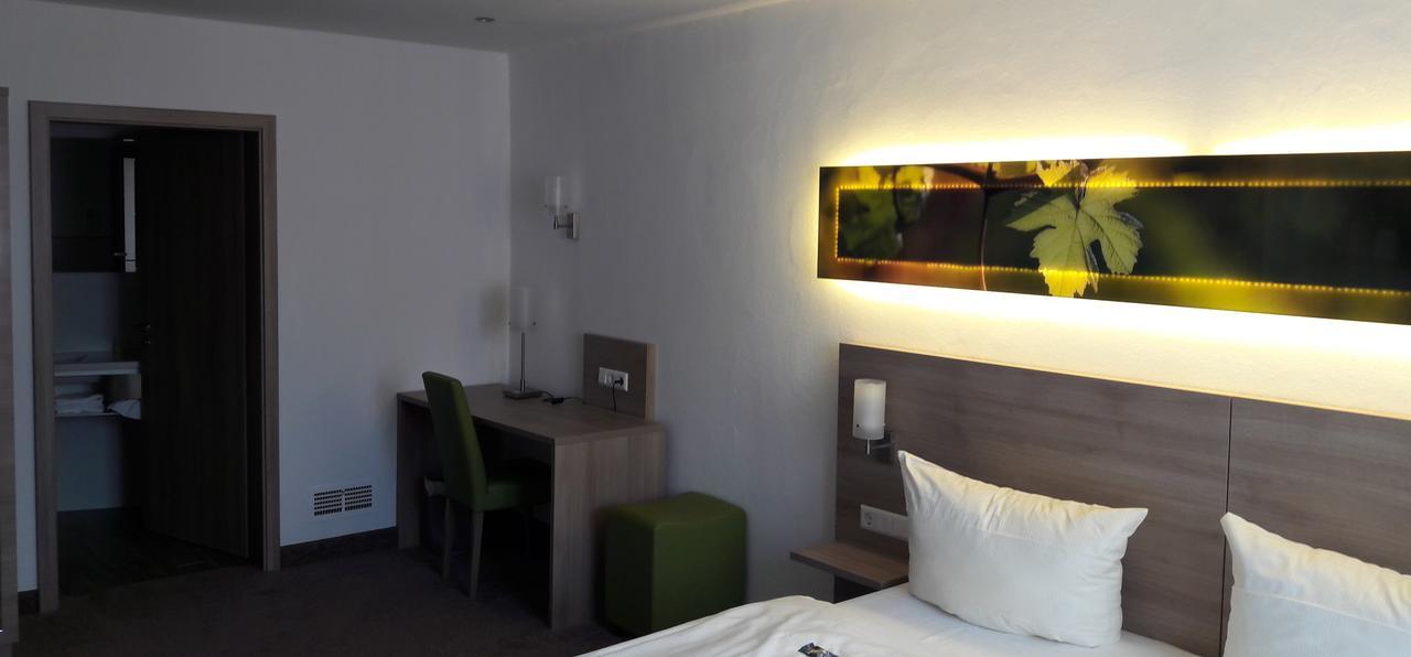 Schwarzer Adler - Hotel Garni Ipsheim Exteriör bild